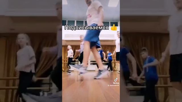 УЧИМ САМОЕ ТОПОВОЕ ДВИЖЕНИЕ НОГАМИ ИЗ ТРЕНДОВ ТИК ТОК ТАНЦЫ 2021 / ОБУЧЕНИЕ ТАНЦАМ ШАФЛ ДЛЯ НОВИЧКО смотреть онлайн
