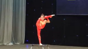 Лиза Чурсина Каучук на столе гимнастика