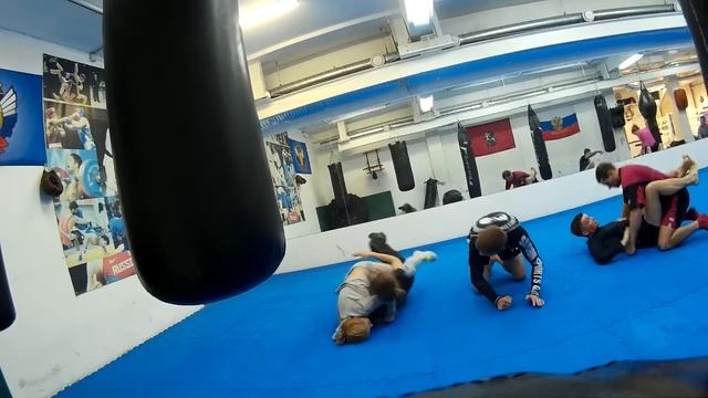 Тренировка с черным поясом по бжж, профессиональным бойцом ММА, Августо "Гуга" Миранда смотреть онлайн