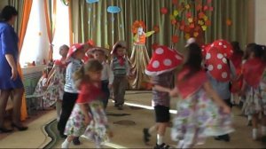 ДОЖДИК КАПАЕТ ПО ЛУЖАМ КАП КАП КАП / Песни про осень