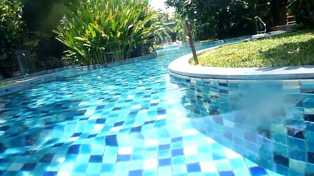 Recorriendo La Piscina Del Metadee Resort