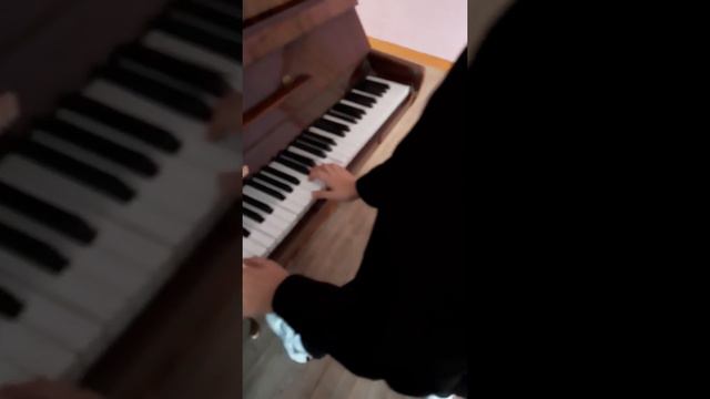 мой друг играет на пианино / лайк и подписка смотреть онлайн