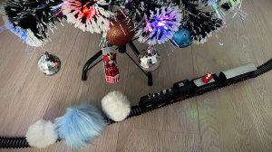 Игрушечный паровозик и снежки на железной дороге / Видео про поезда-игрушки