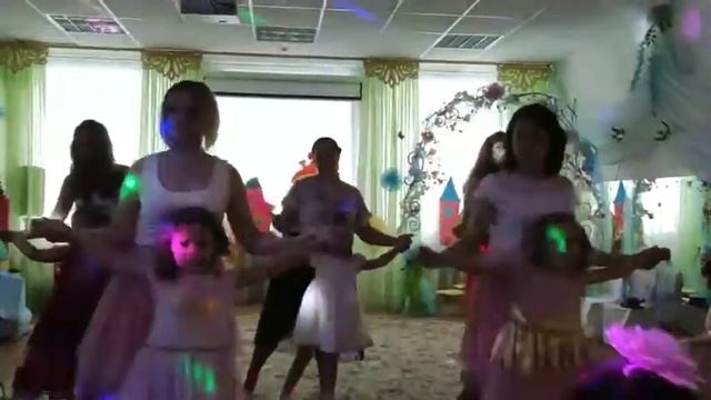Танец мам и дочек. смотреть онлайн