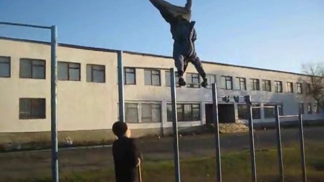 Бабушка на турнике :D смотреть онлайн