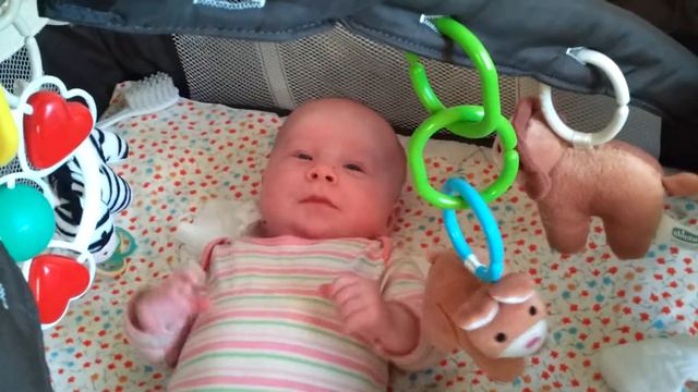 Софья играет в манеже смотреть онлайн