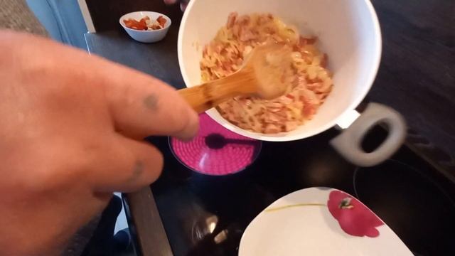 Мужчина на кухне.Жареная картошка с беконом. смотреть онлайн