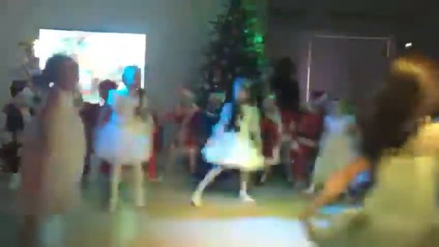 ТАНЕЦ Дедов Морозов и Снежинок смотреть онлайн