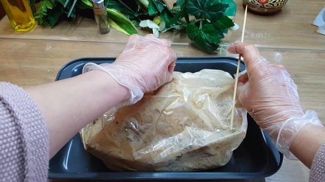 Любишь курицу - приготовь целую курицу, запеченную в рукаве с картошкой и яблоками в духовке смотреть онлайн