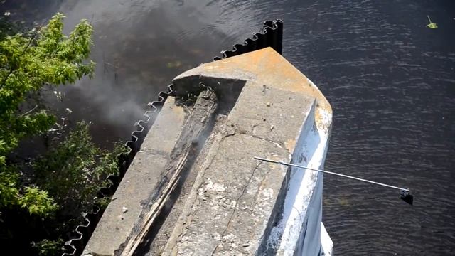 В Пинске горела опора старого моста через речку. смотреть онлайн