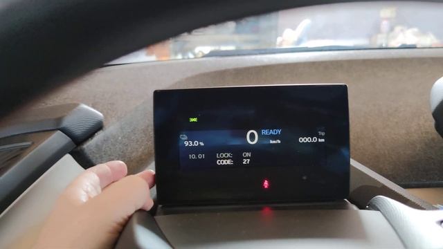 BMW I3 проверяем в меню остаточную ёмкость батареи смотреть онлайн