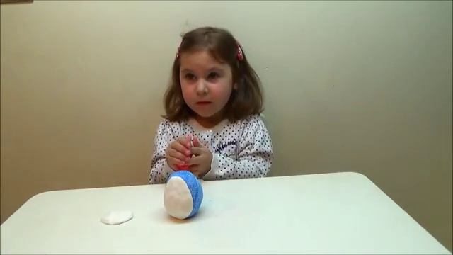 Лепим пингвина из пузырькового пластилина!