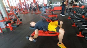 Улучшите грудные мышцы: Мастер-класс по разведению гантелей лежа на скамье!