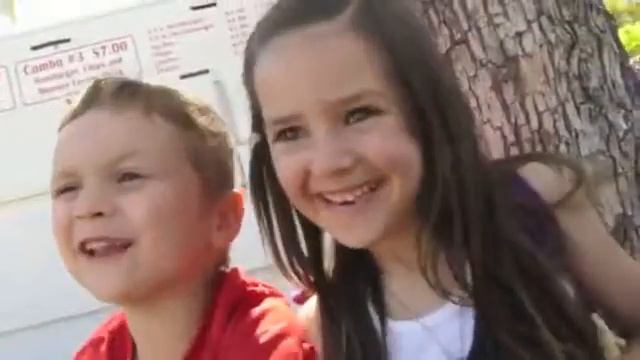 Как ликуют мальчики , когда девочки их  целуют))