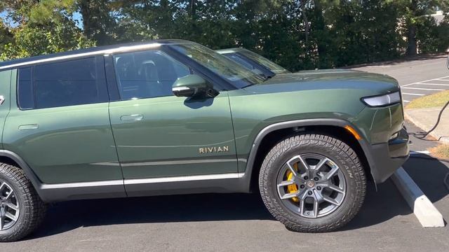 NEW Rivian R1S SUV Flyover Review - Side by Side versus R1T Electric Truck at Rivian Atlanta смотреть онлайн