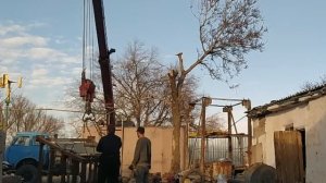 Ветрогенератор на 15 киловатт  , вертикальный , начало . Монтаж опоры.