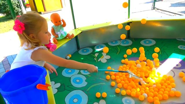 Куклы Пупсики на детской площадке в парке Забавный инцидент.mp4 смотреть онлайн