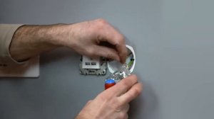 Unica New – Монтаж двойной USB розетки и силовой розетки с винтовыми зажимами