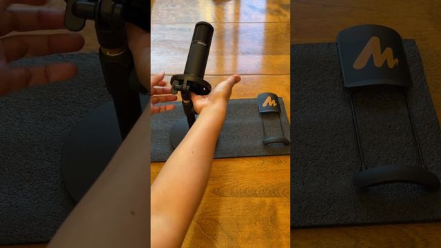 Set up Mic Stand from Maonocaster E2 Single Mic Bundle смотреть онлайн