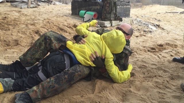 Русский и американский способы транспортировки раненого смотреть онлайн