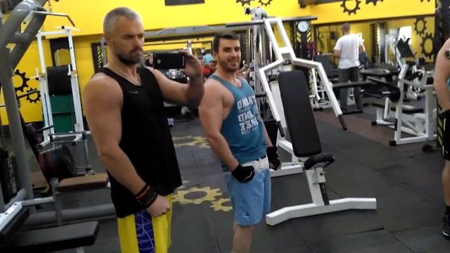 Спортсмены нашего двора или где пропадает офисный планктон в обеденное время смотреть онлайн
