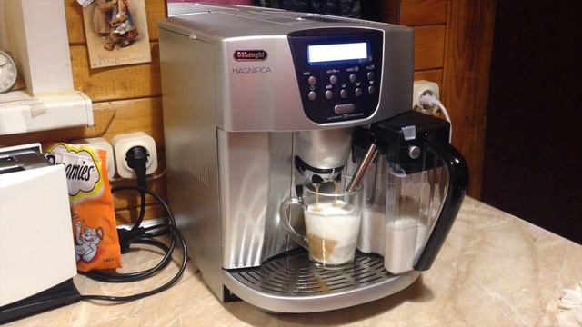 Кофемашина DeLonghi ESAM4500 делает капуччино смотреть онлайн