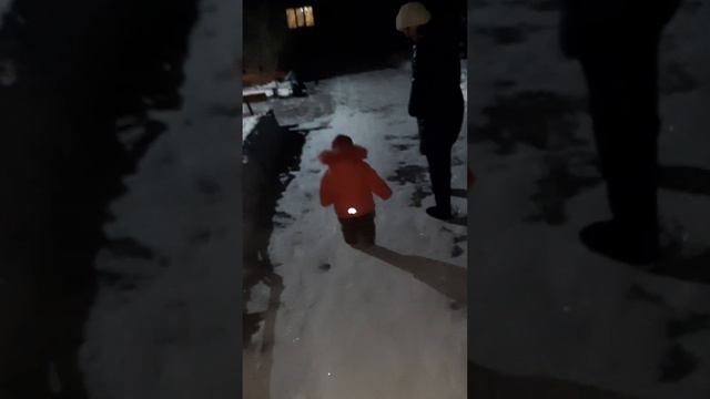 Ариша любит как хрустит снег под ногами. смотреть онлайн