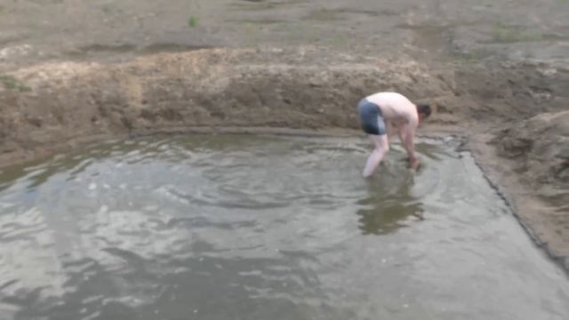 В ЭТОЙ ЛУЖИ НЕ МЕРЕНО РЫБЫ! ЛОВИМ РЫБУ РУКАМИ В ЛУЖЕ! смотреть онлайн