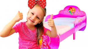 Настя хочет играть в новой кроватке как принцесса