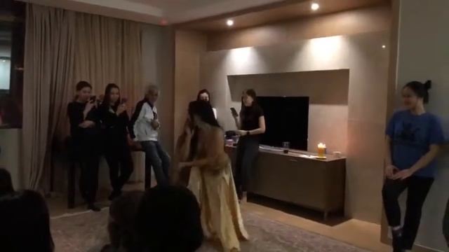 Девушка зажигает смотреть онлайн