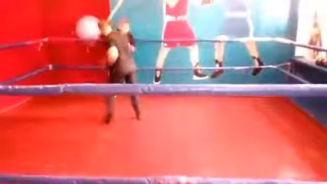 Бокс спаринг! Разный вес, но техника "решает" смотреть онлайн