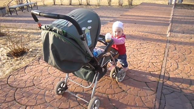 Ульяне понравилось катать коляску. смотреть онлайн