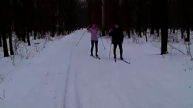 Спуск с маленькой горки на лыжах смотреть онлайн