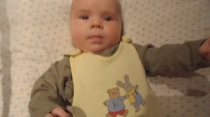 коротыши ребёнок маленький агукает и вредничает