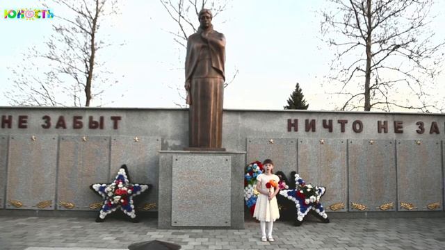Горевала мама на крыльце, Соловьи ей тихо пели песню.. смотреть онлайн