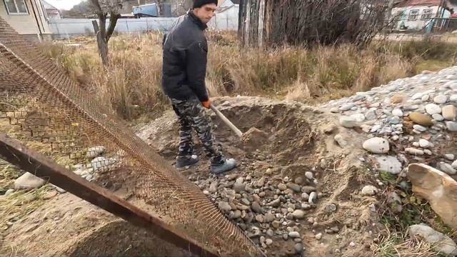 Садовая бетонная тропинка в зимнее время смотреть онлайн