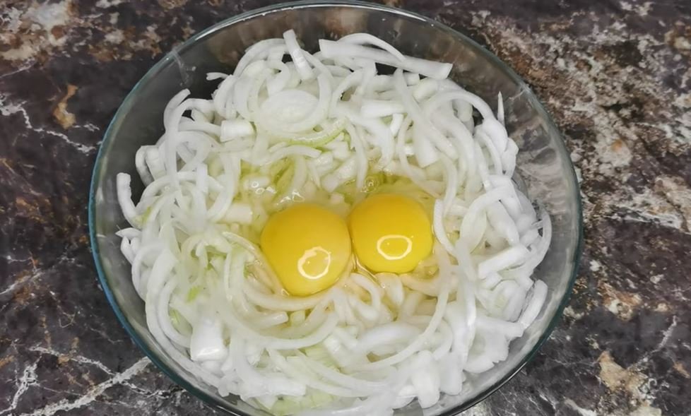 Добавьте к луку яйца, моя семья ест его 6 раз в неделю, такой ароматный смотреть онлайн