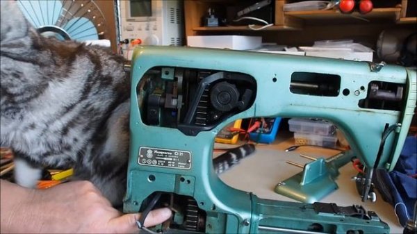 Husqvarna Class 21 Sewing Machine - Mechanical Marvel! - Viking