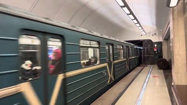 Электропоезд 81-717/714.5М прибывает на станцию «Трубная» смотреть онлайн