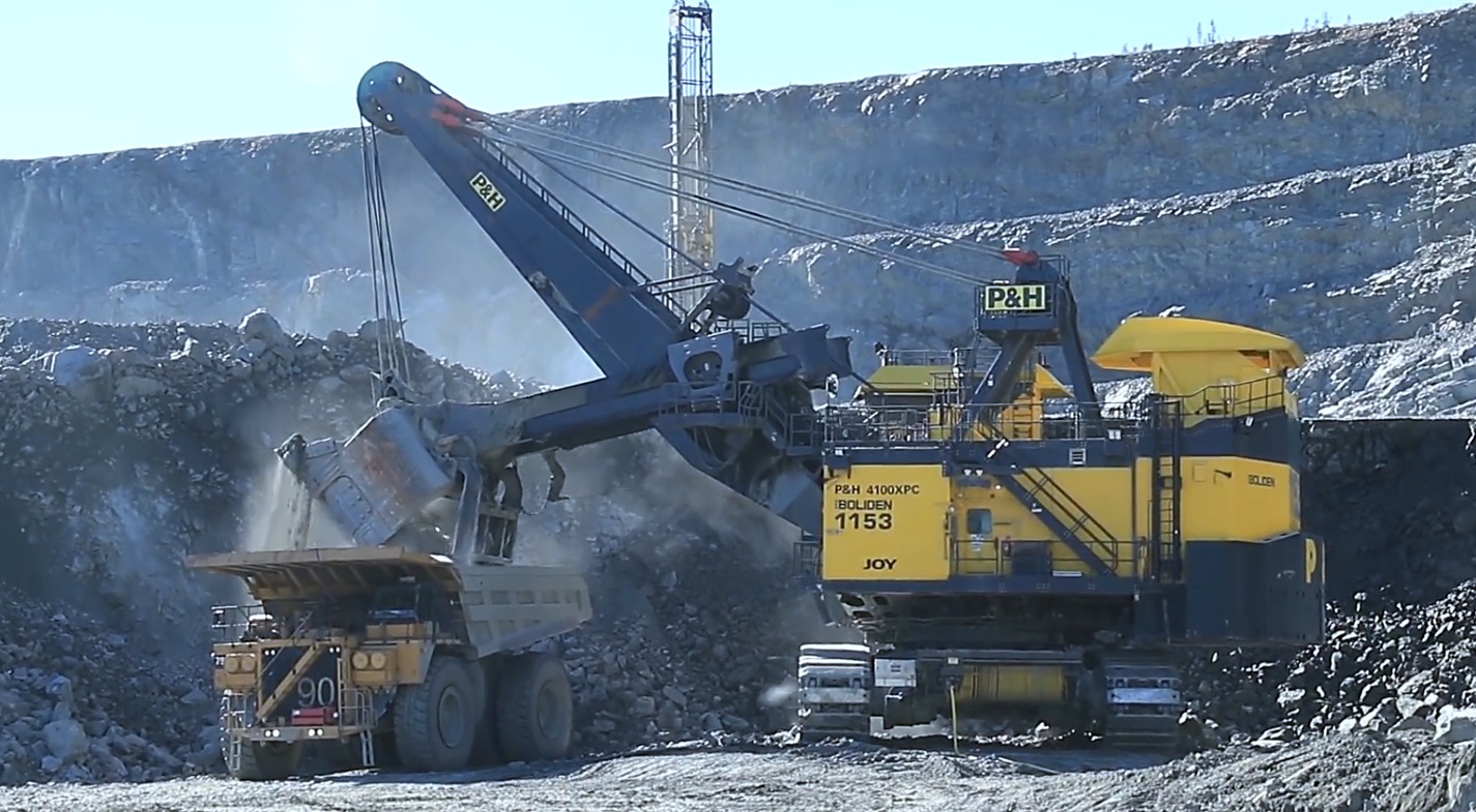 Мощь! Огромная техника трудится в карьере. Самосвал и погрузчик. смотреть онлайн