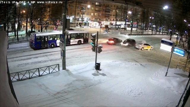 Авария г. Пермь Компрос-Пушкина 24.12.16 23:19:15 Камера АйТекПро IPe-4Mp www.vipaks.ru смотреть онлайн