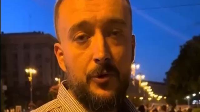 "По Киеву вообще не скажешь, что у нас в стране война. Все гуляют, рестораны работают, всем весело. смотреть онлайн