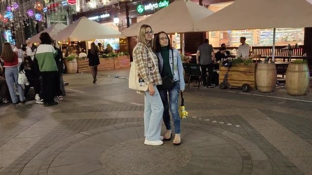 Никольская улица, пятница, полночь, куда все эти люди идут? Ну, туристы гуляют, это понятно #Moscow смотреть онлайн
