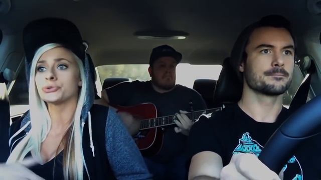 Девушка очень красиво поет в машине! Красивый голос! Талант! смотреть онлайн