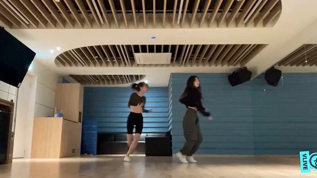 ITZY Ryujin & Yeji dance to 'Play Fight' by THEY With Tinashe (V-Live 20211105) смотреть онлайн