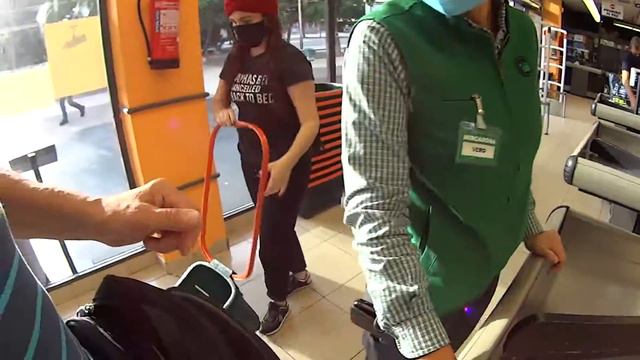 This is how tourists are "welcomed" in Mercadona. Salou, Spain. October 2020 смотреть онлайн
