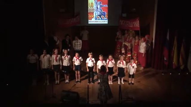 Хор пионеров (Валенсия) - "Взвейтесь кострами..." смотреть онлайн