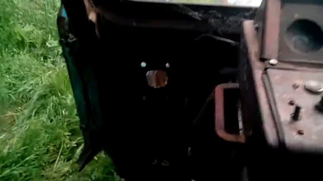 Везу рулон сена на МТЗ-80 с одноосным прицепом! смотреть онлайн