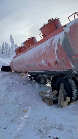 Бросили на Якутском зимнике сломанную цистерну с мазутом смотреть онлайн