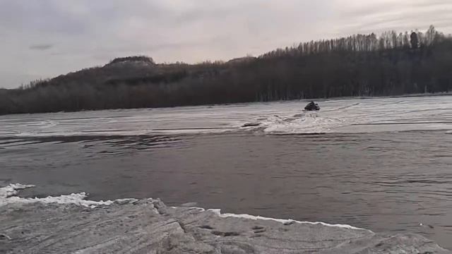 Междуреченск р.Томь 24.03.2018- Снегоход по воде. смотреть онлайн
